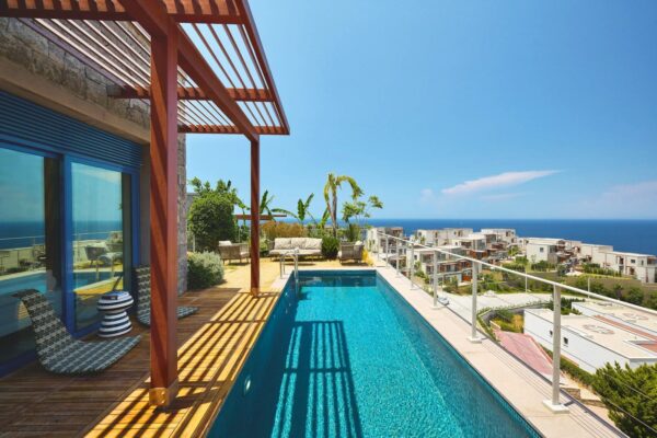 Nef Reserve Yalıkavak villaları, havuz ve deniz manzarası